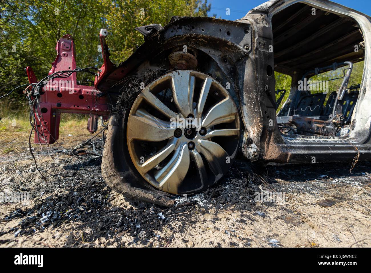 Newburn Reino Unido: 29th de abril de 2022: Un coche robado que ha sido quemado y vertido en un campo. Peugeot de coche pequeño con forma de 208, sin logotipo Foto de stock