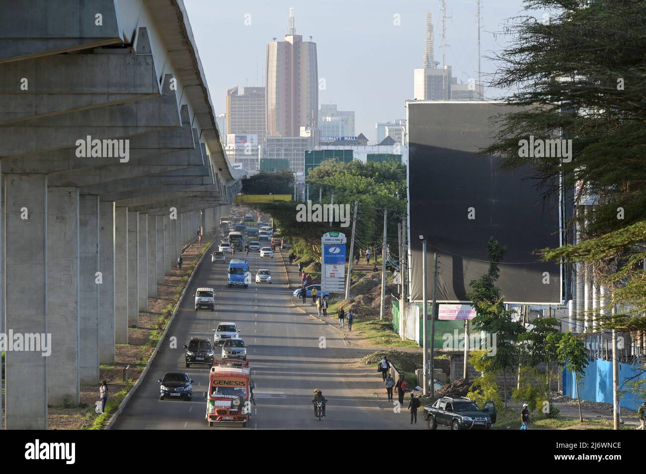KENYA, autopista de Nairobi, construcción de autopista de peaje por la empresa china China Road and Bridge Corporation CRBC / KENIA, Nairobi, Maut Autobahn Finanzierung und Bau durch chinesische Firma CRBC Foto de stock