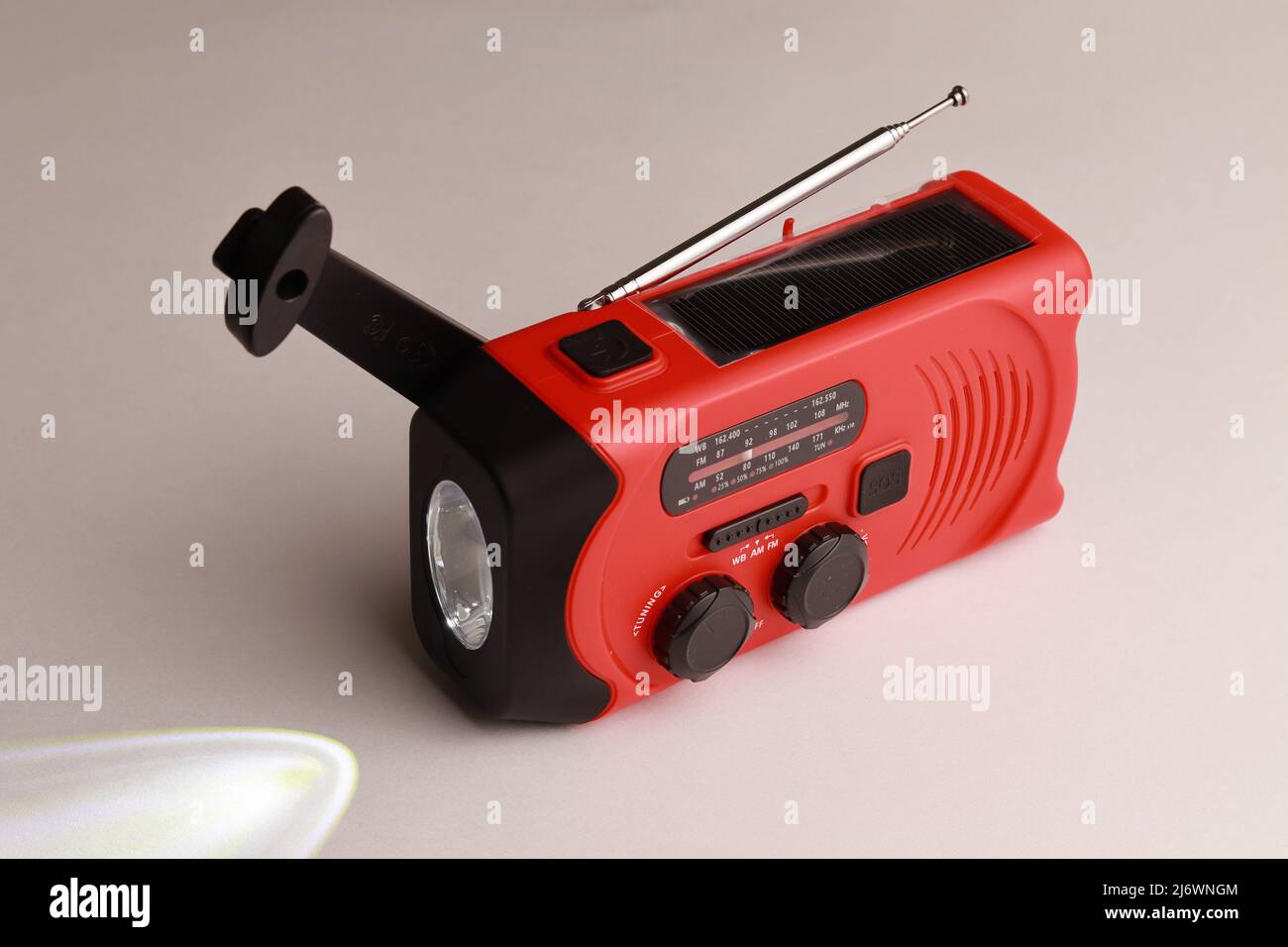 Pequeña radio portátil roja recargable con paneles solares o manualmente  con una manivela. Linterna incluida Fotografía de stock - Alamy