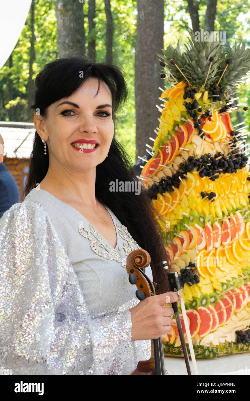 Retrato de un violinista con un concierto de flauta de violín sobre un  fondo de pastel de frutas Fotografía de stock - Alamy