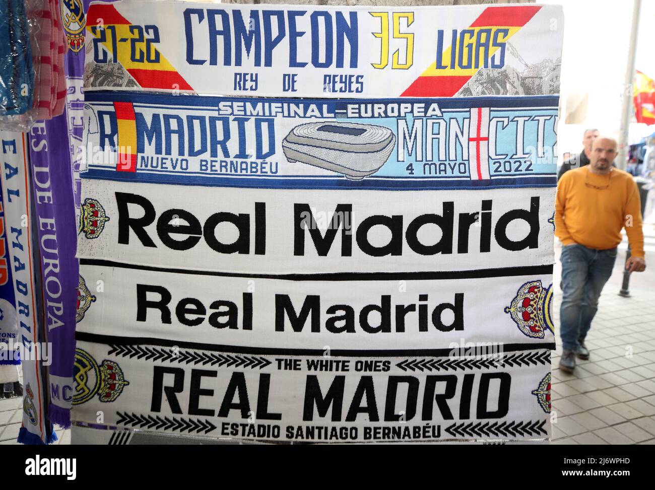 Bufandas del Real Madrid a la venta en Madrid antes de la semifinal de la  UEFA Champions League, partido de segunda pierna en el Santiago Bernabeu,  Madrid. Fecha de la foto: Miércoles