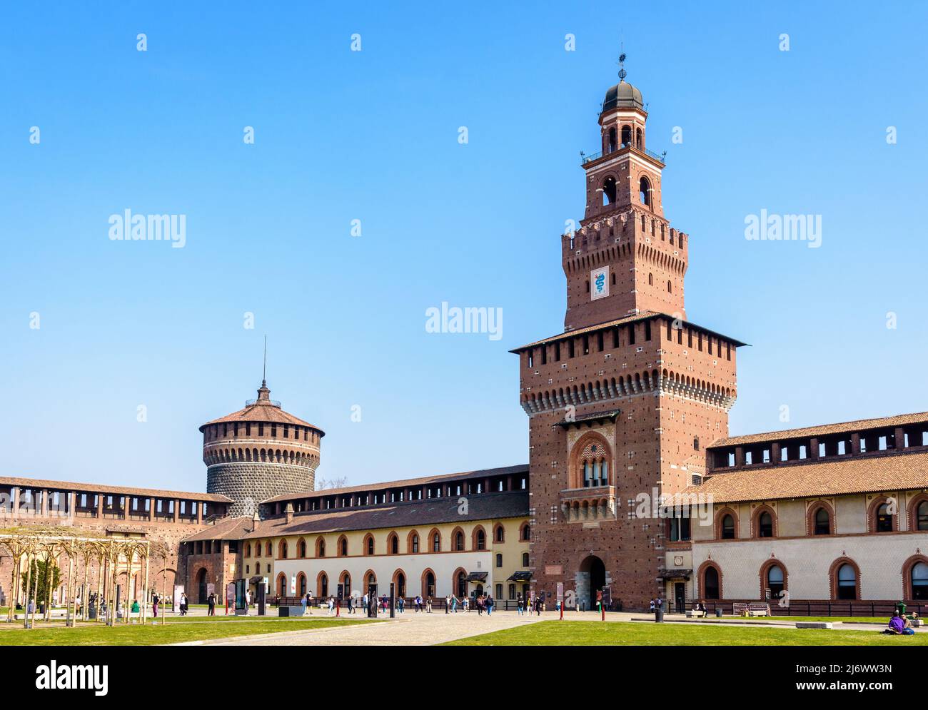 La Torre del Filarete, la torre principal del Castello Sforzesco (Castillo Sforza) en Milán, Italia, vista desde el patio exterior en un día soleado. Foto de stock