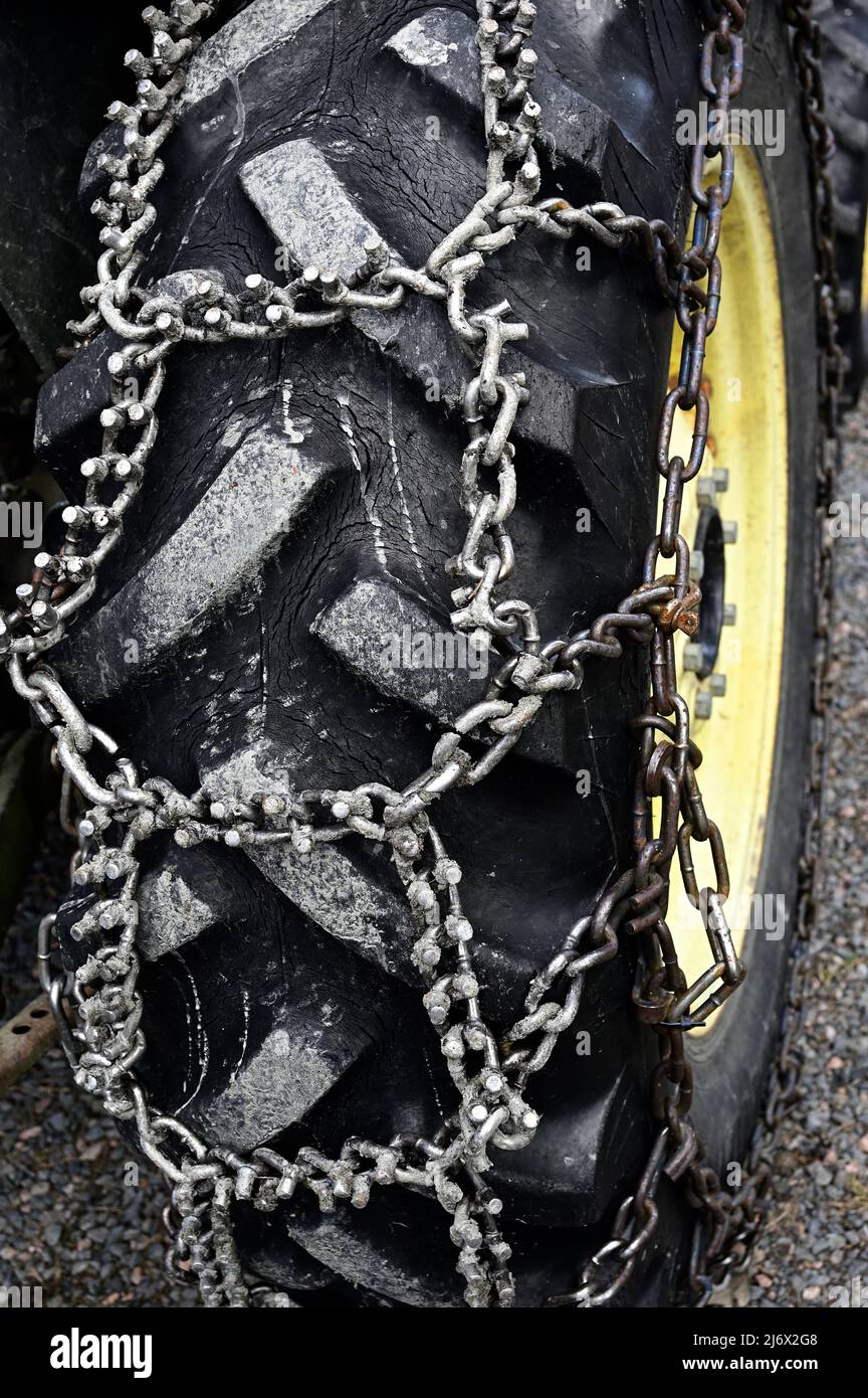 cadenas de las ruedas en la rueda grande del tractor Foto de stock
