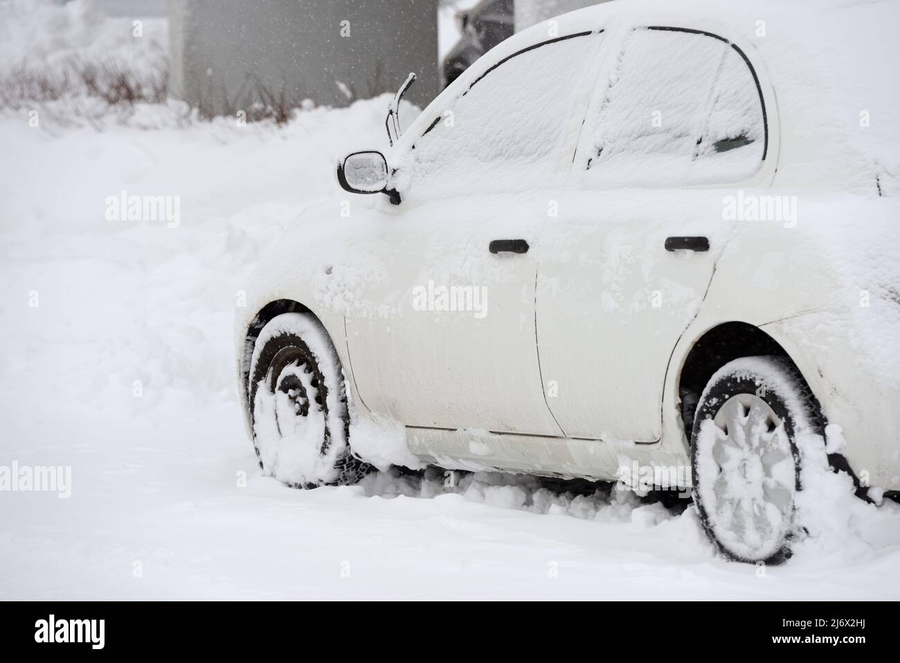 Coche cubierto de nieve después de nevar en Finlandia Foto de stock