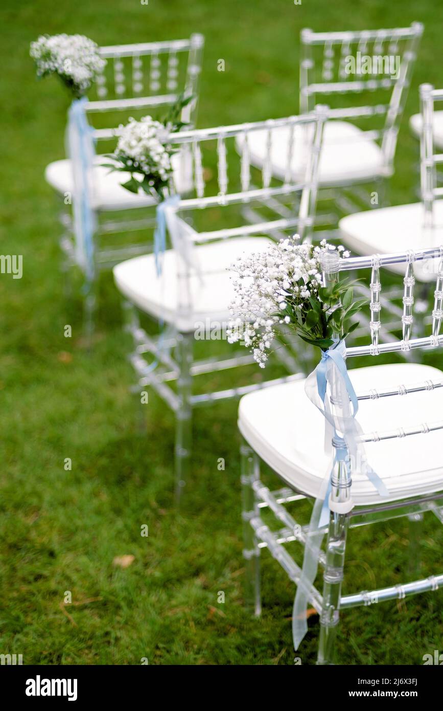 Sillas decoradas con flores para los huéspedes en una ceremonia de boda al  aire libre. Enfoque selectivo suave Fotografía de stock - Alamy