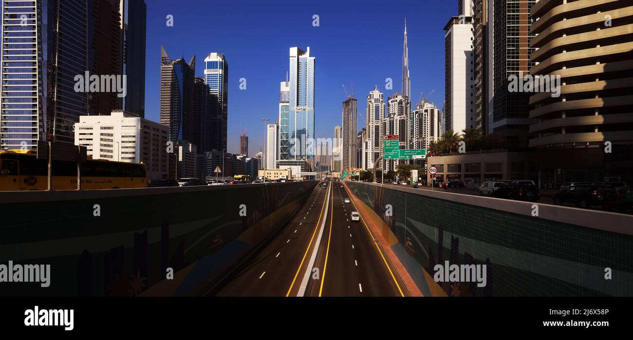 Dubai, Verkehr, Wolkenkratzer, , moderne Architektur, Atemberaubende Aussicht auf die Skyline mit Hochhäuser, Auto, Transporte en den Straßen en Dubai Foto de stock