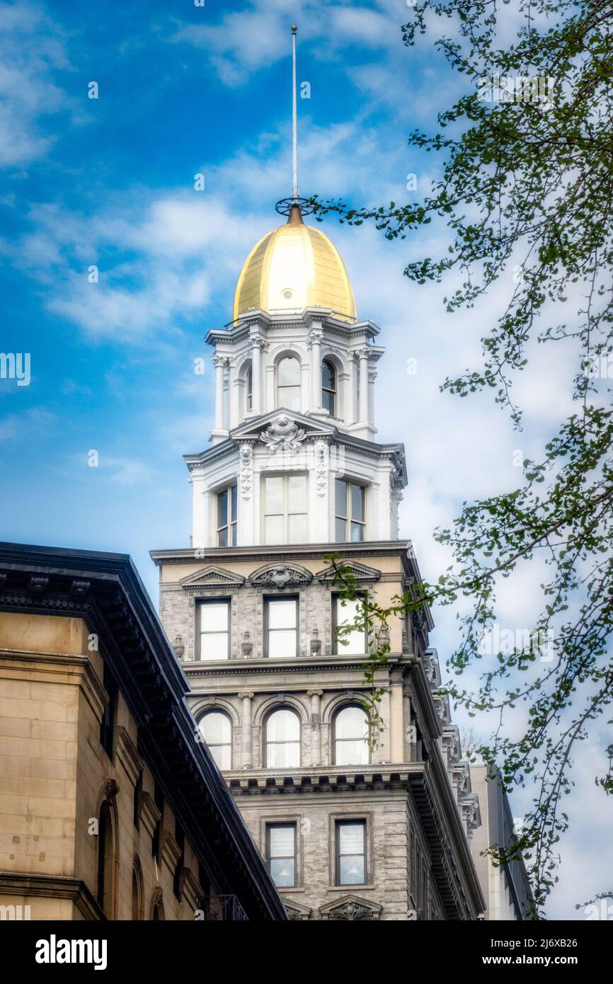 El edificio Sohmer Piano, en el distrito Flatiron, cuenta con una cúpula dorada en la ciudad de Nueva York, Estados Unidos Foto de stock