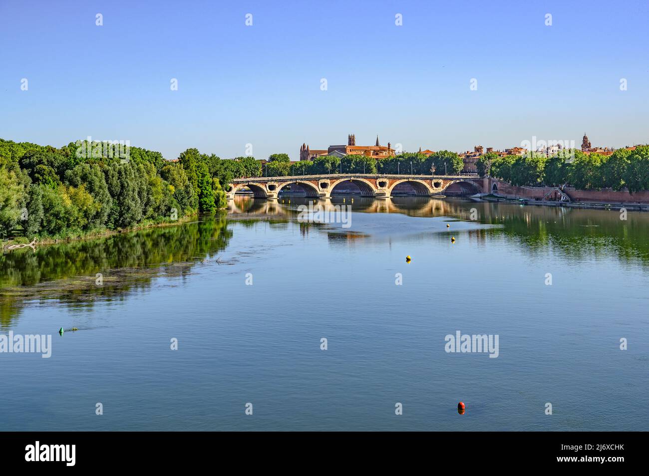 Toulouse y su Pont Neuf, visto desde el Belvédère Ramier en el río Garona, al sur de Francia Foto de stock