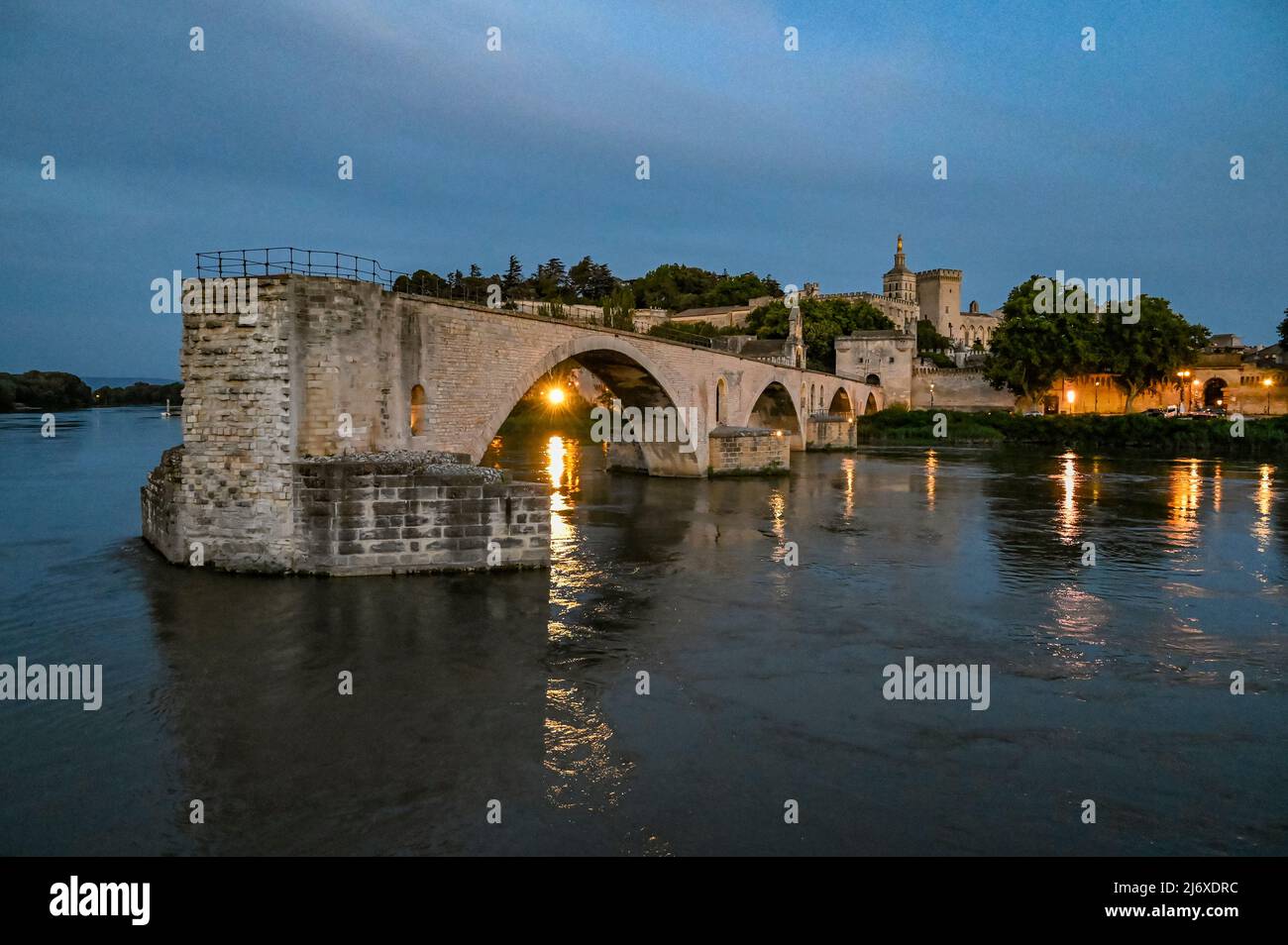 Patrimonio de la Humanidad Pont Bénézet visto desde el río Rhône, Aviñón, Francia Foto de stock