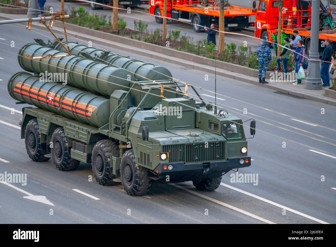 Transportador Erector Lanzador vehículo S-400 de largo alcance de la defensa aérea sistema de misiles en el desfile ruso de la victoria en Moscú Foto de stock