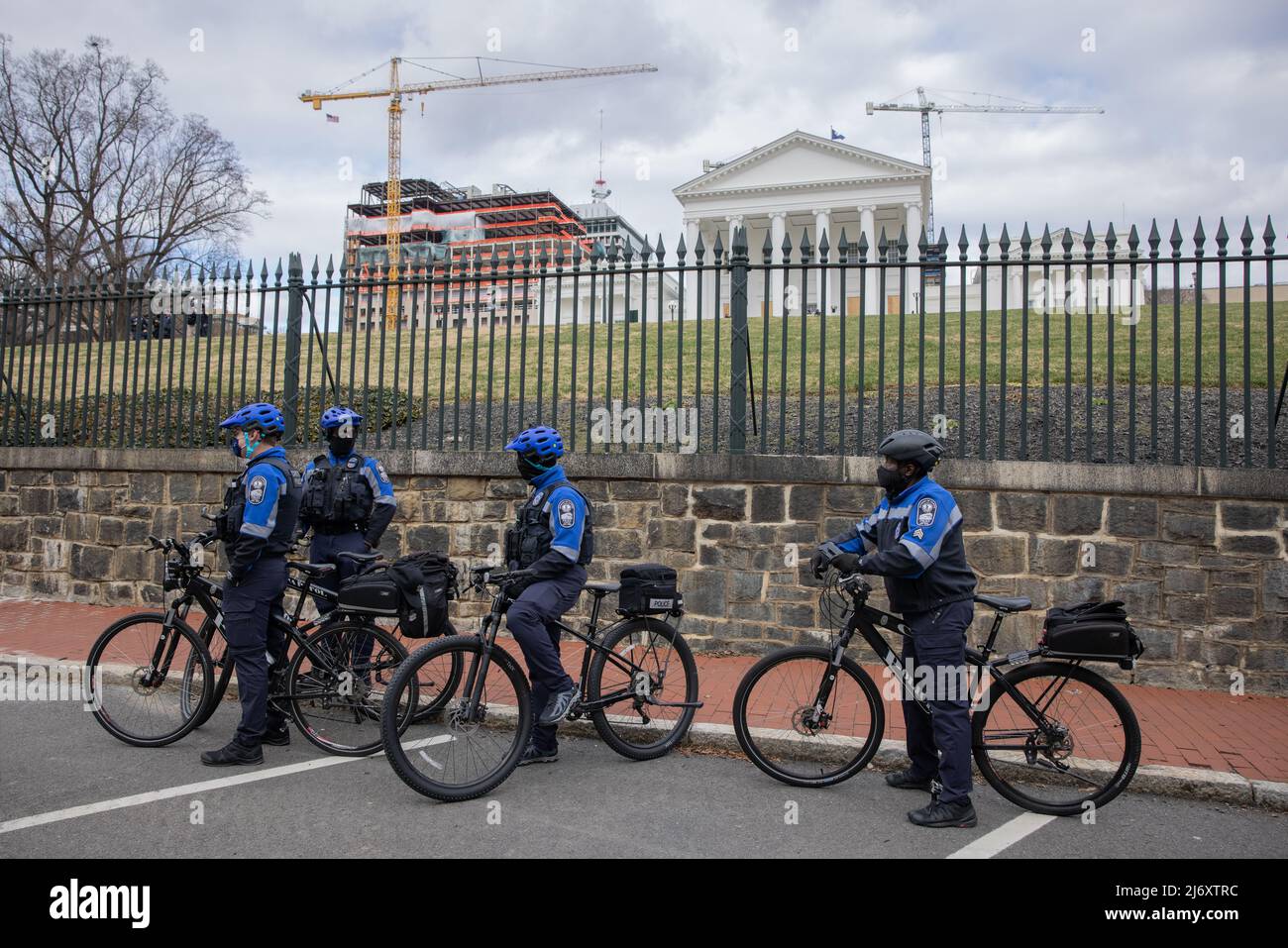 RICHMOND, VA – 18 de enero de 2021: Los oficiales de policía son vistos durante una manifestación cerca de Capitol Square en Richmond. Foto de stock