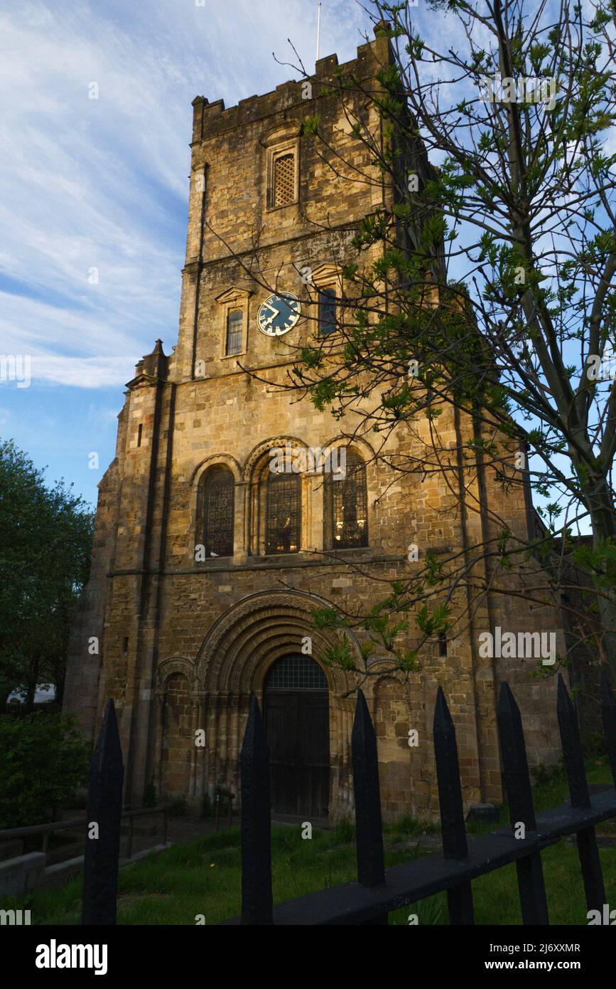 La Iglesia del Priorato de Santa María la Virgen, Chepstow, Moncouthshire, Gales del Sur, al atardecer. Foto de stock