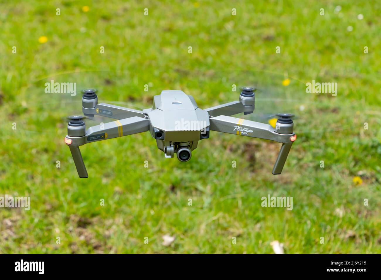 DJI Mavic Pro drone que se cierne sobre el fondo verde de los arbustos de  hierba Fotografía de stock - Alamy