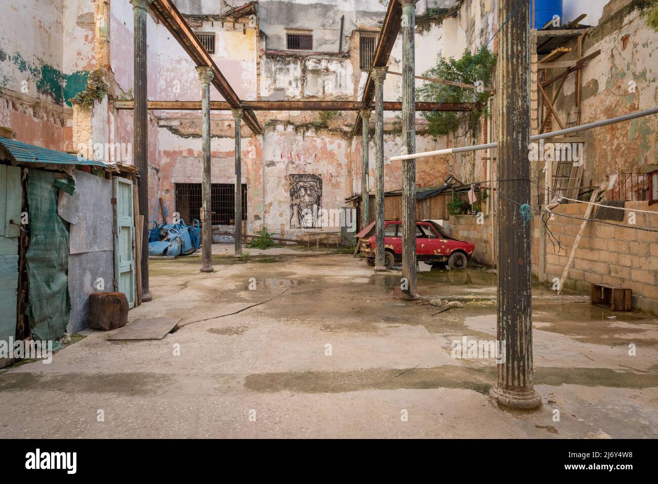 La Habana, Cuba - Lote abandonado en La Habana. La choza de la izquierda está ocupada por personas sin hogar. Foto de stock