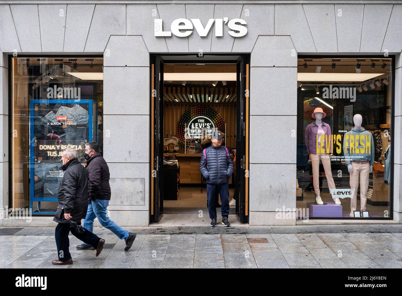 23 de abril de 2022, Madrid, España: Los peatones pasan por delante de la  marca de la empresa americana de ropa, la tienda de LeviÂ (Levis) en  España. (Imagen de crédito: ©