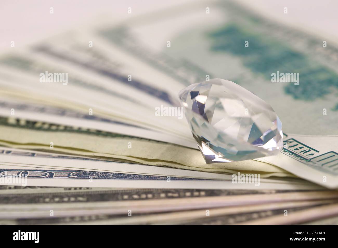 Billetes de dinero DE EE.UU. Con gran diamante cerca. Gran cantidad de  dólares y una enorme joya transparente sobre la mesa. Negocio y concepto de  joyería Fotografía de stock - Alamy