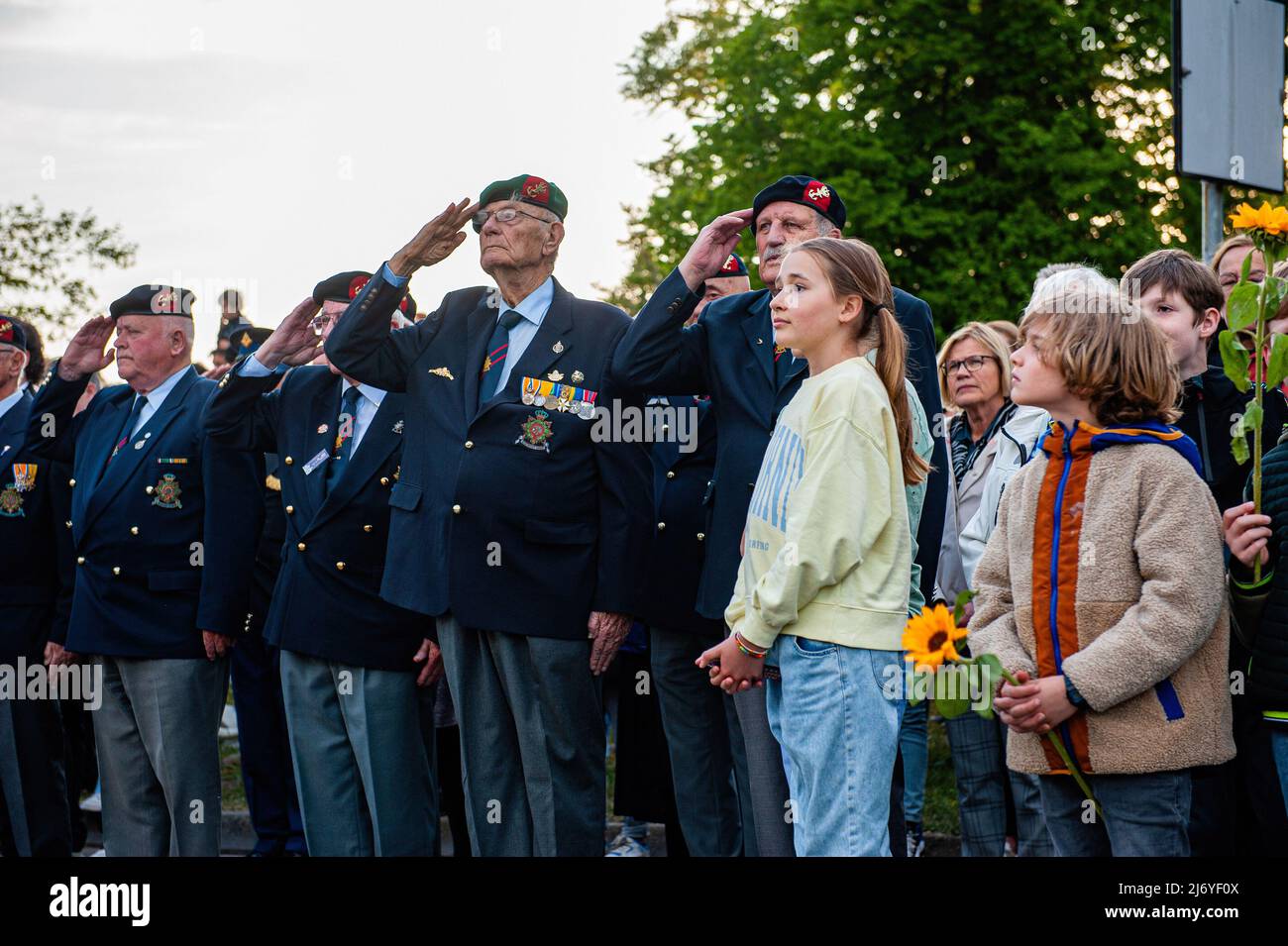 Un grupo de veteranos de la Segunda Guerra Mundial vieron tomar dos minutos  de silencio. Este día, en todo el país, se celebran ceremonias para  conmemorar a civiles y soldados de todo