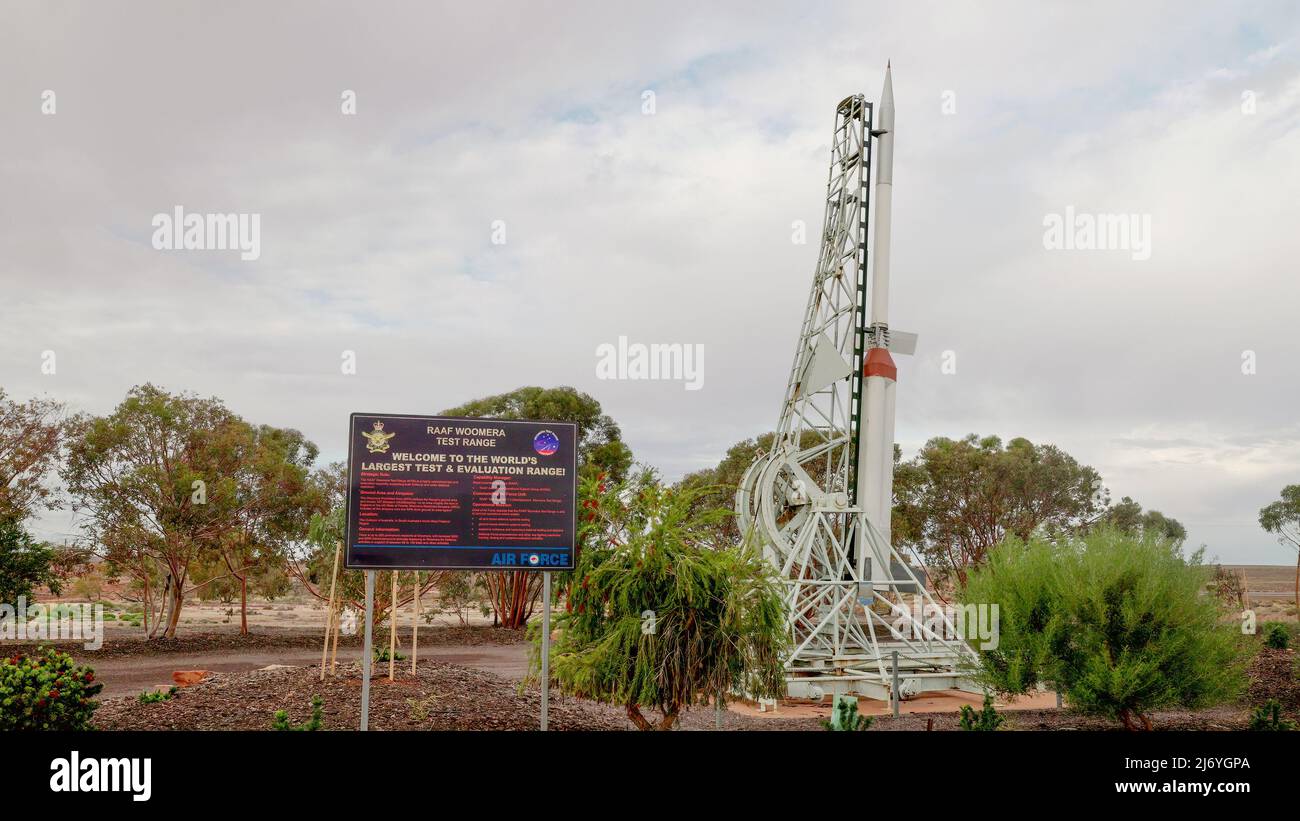 WOOMERA, AUSTRALIA - JUNIO 13 2021: La bienvenida a la señal de woomera y un viejo misil en el municipio de woomera en el Outback del sur de australia Foto de stock