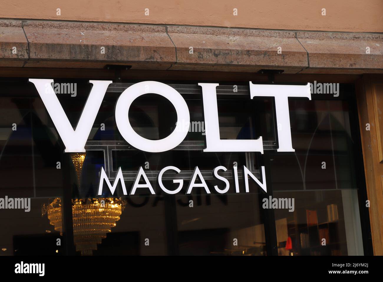 Orebro, Suecia - 24 de abril de 2022: Vista de cerca de la tienda de moda Volt Magasin Volt Nagasib situada en la calle Drottninggatan en el centro de Orebro. Foto de stock