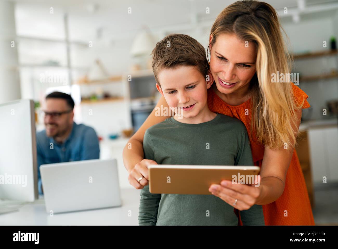 Madre y niño que utilizan tabletas digitales para el aprendizaje electrónico. Concepto de niño de dispositivos digitales para el hogar de la educación. Foto de stock