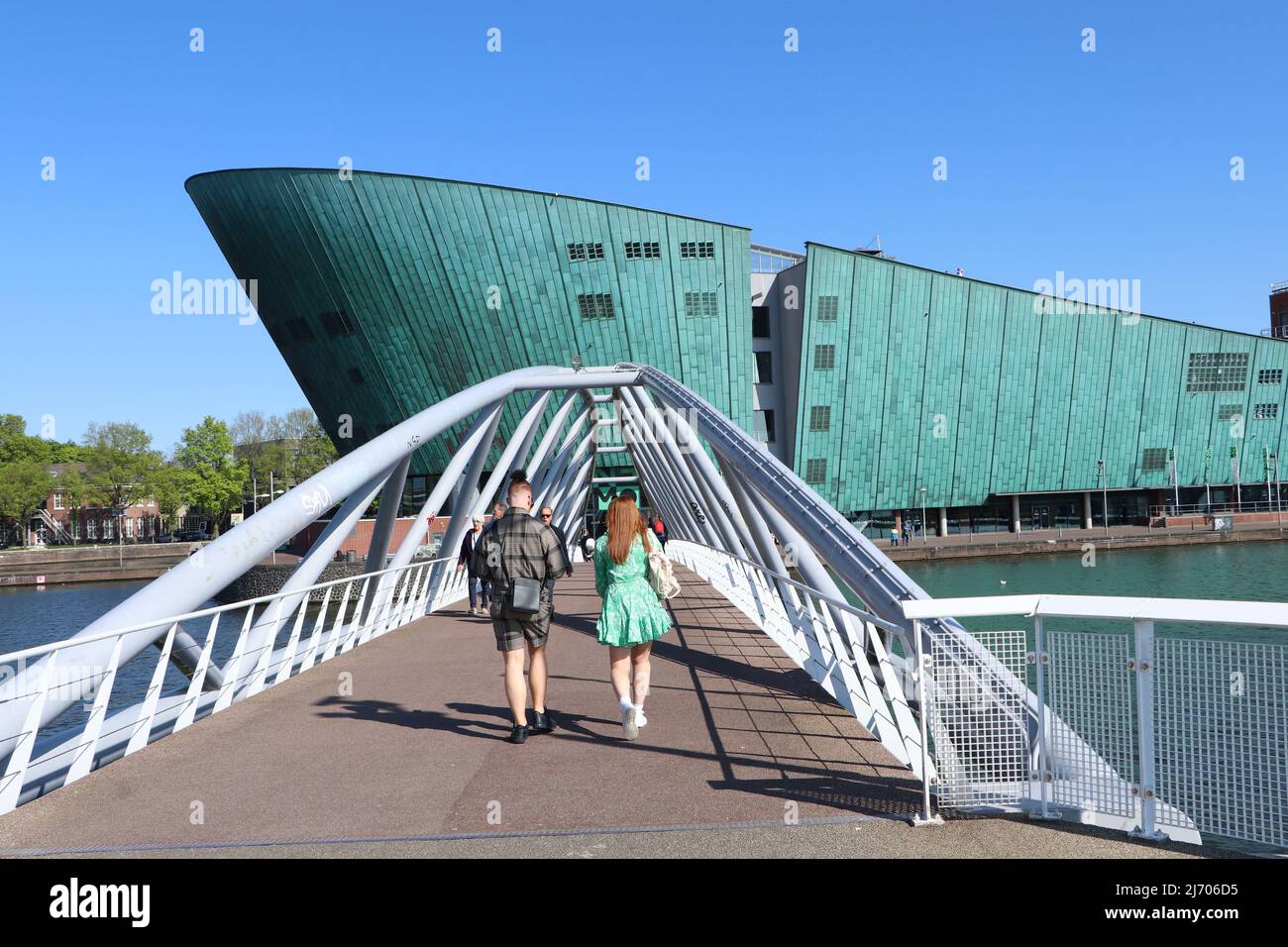 Museo de Ciencias Nemo con peatones en puente en Amsterdam, Holanda, mayo de 2022 Foto de stock