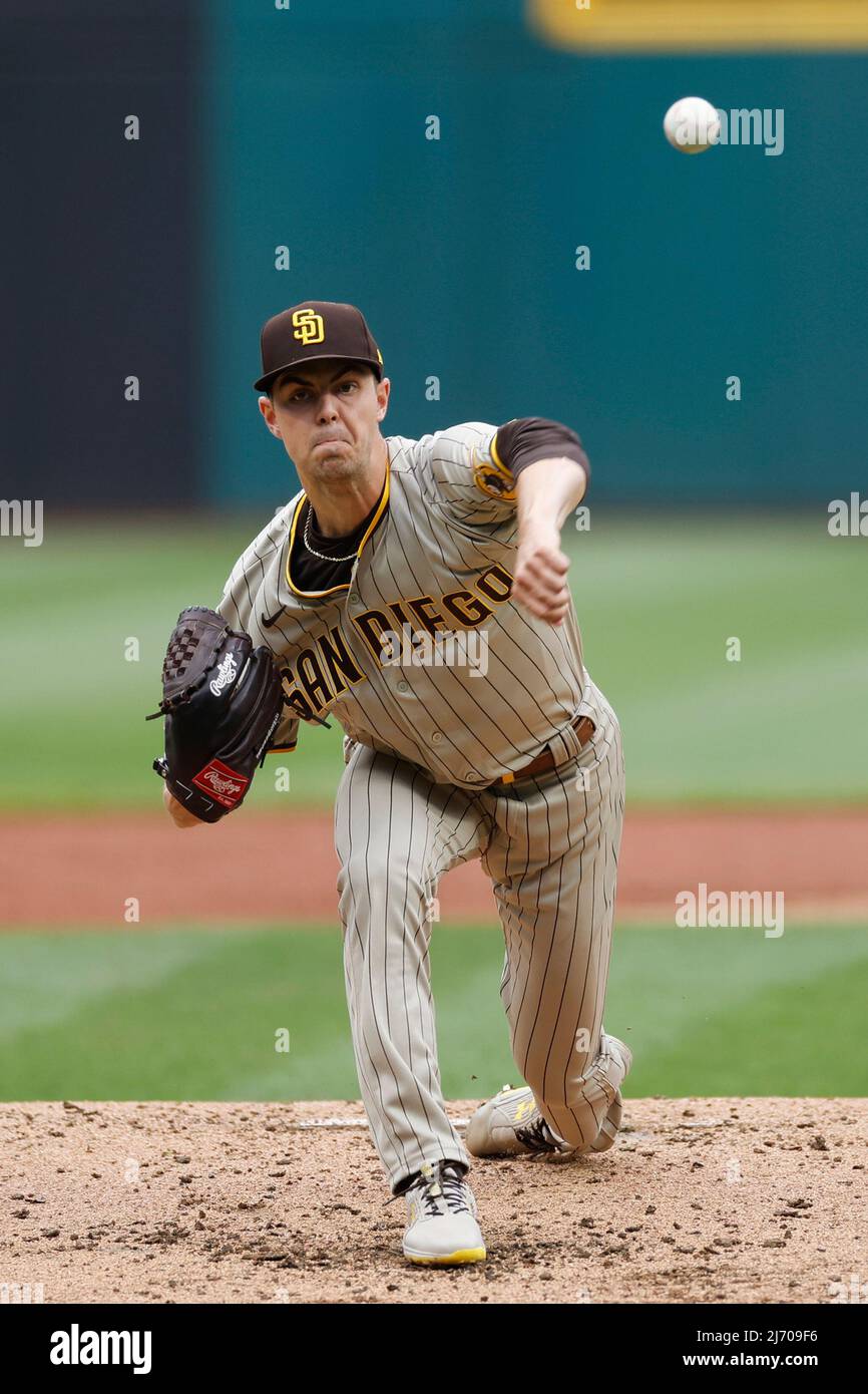 BALTIMORE, MD - 05 DE JUNIO: El jardinero central de Cleveland Guardians Steven  Kwan (38) termina para recibir el lanzamiento durante un juego de MLB entre  los Orioles de Baltimore y los