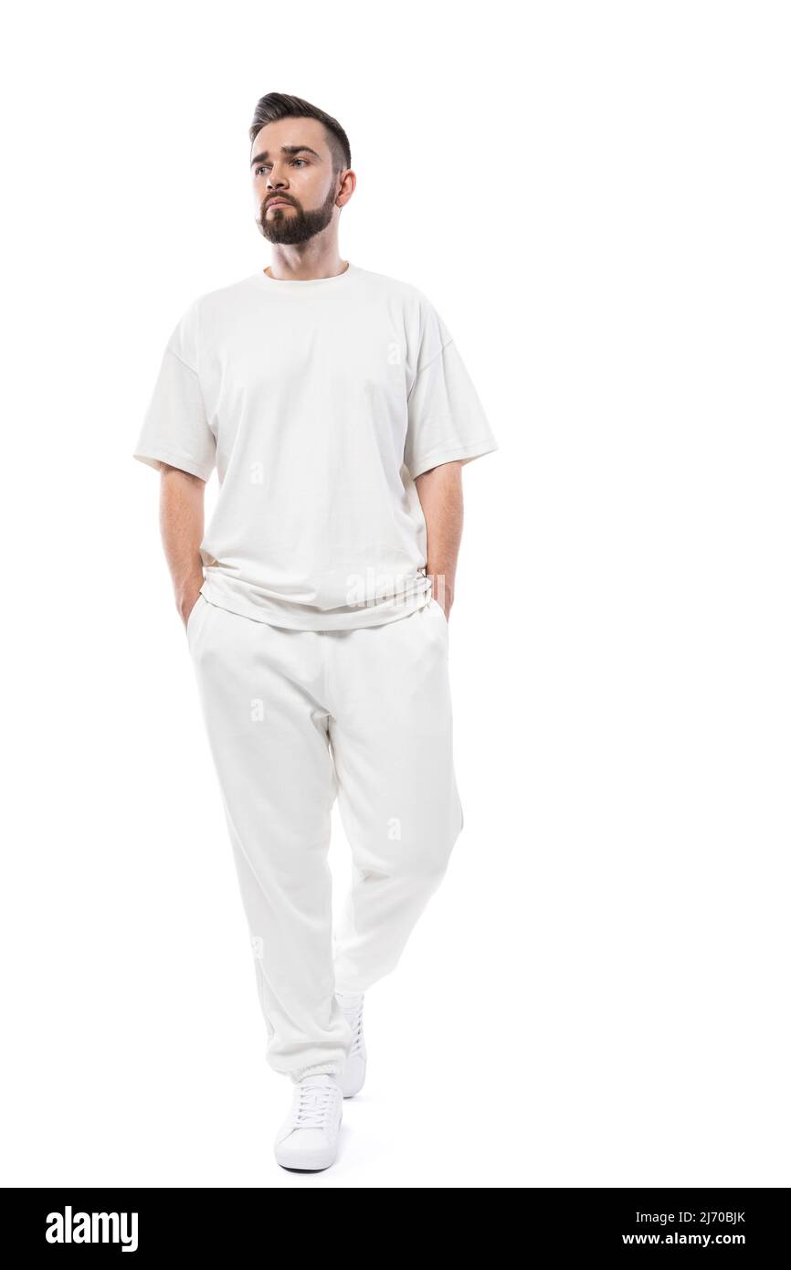 Hombre guapo con ropa blanca con un espacio en blanco para diseño aislado  sobre fondo blanco Fotografía de stock - Alamy