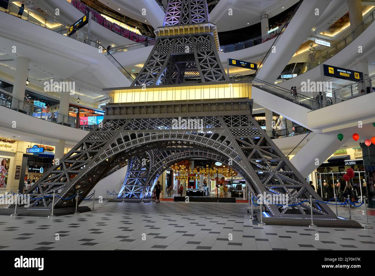 Centro comercial de arquitectura interior. Réplica de la torre Eiffel en el centro comercial temático Terminal 21, Pattaya, Tailandia, Asia Foto de stock