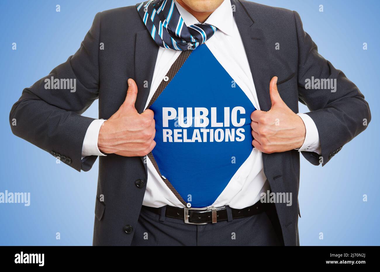 Hombre de negocios activo en traje que muestra las letras de Relaciones Públicas bajo la camisa como concepto Foto de stock