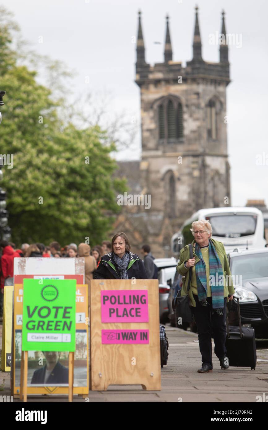 Edimburgo. Escocia. REINO UNIDO. 5th de mayo de 2022. Los miembros del  público pueden llegar a la mesa electoral para votar en las elecciones  locales de Edimburgo. Pic: Pako Mera/Alamy Live News