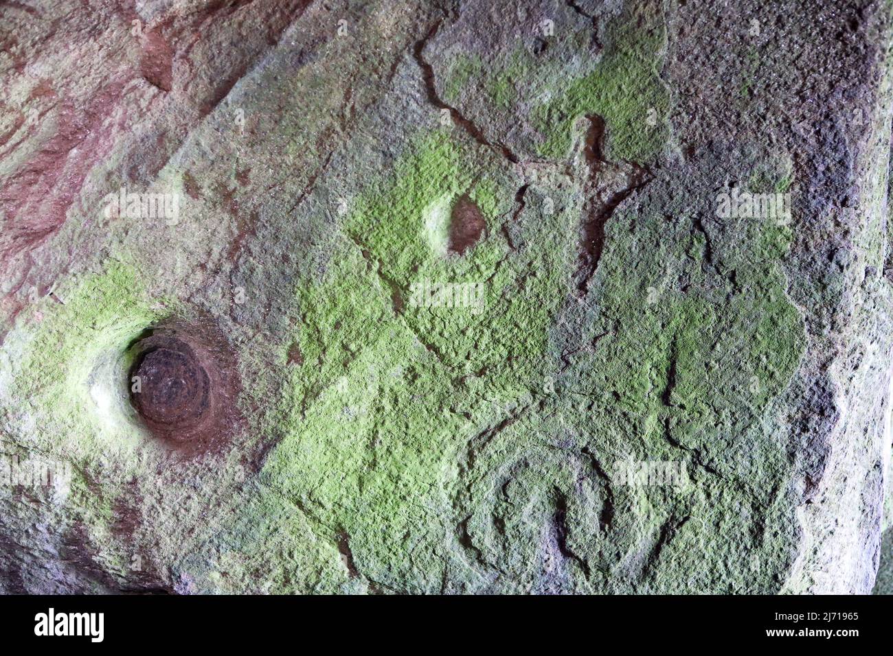 Tallas prehistóricas y cristianas y marcas de bronce en la cueva Scoor en la isla de Mull Foto de stock