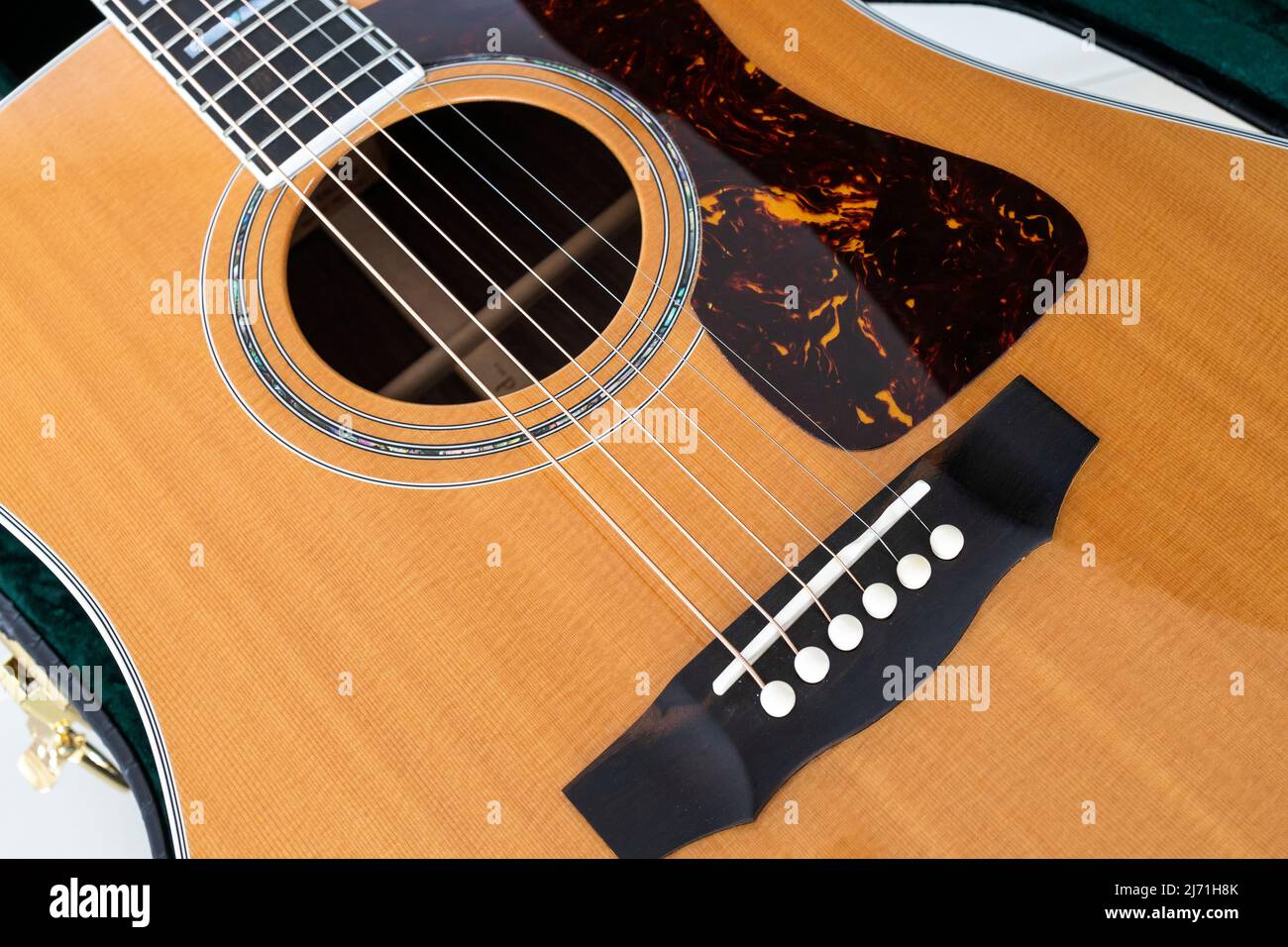 guitarra acústica de primer plano con enfoque suave y sobre la luz en el  fondo Fotografía de stock - Alamy