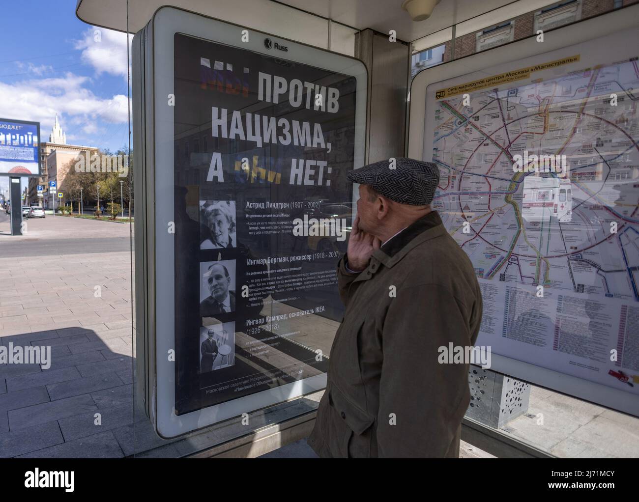 Un hombre mira un cartel con fotografías de la escritora sueca Astrid Lindgren, el director de cine Ingmar Bergman, el fundador de IKEA Ingvar Kamprad, y el mensaje 'Estamos en contra del nazismo, no están' en una parada de autobús en Moscú, Rusia, el 5 de mayo de 2022. FOTÓGRAFO REUTERS/REUTERS Foto de stock