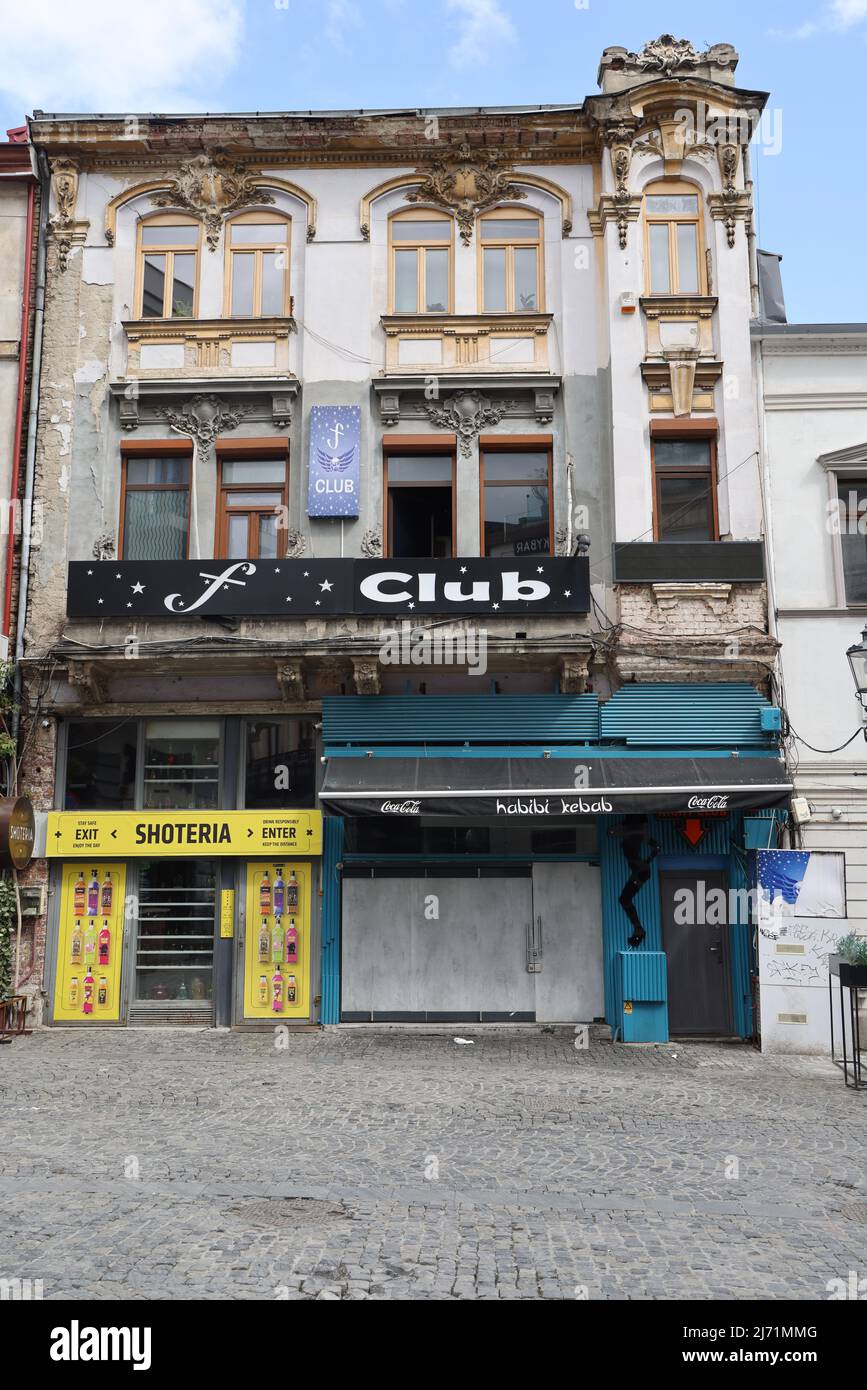 Discoteca en edificio histórico en el casco antiguo de Bucarest, Rumanía;  señal con silueta de chica cerca de la entrada Fotografía de stock - Alamy