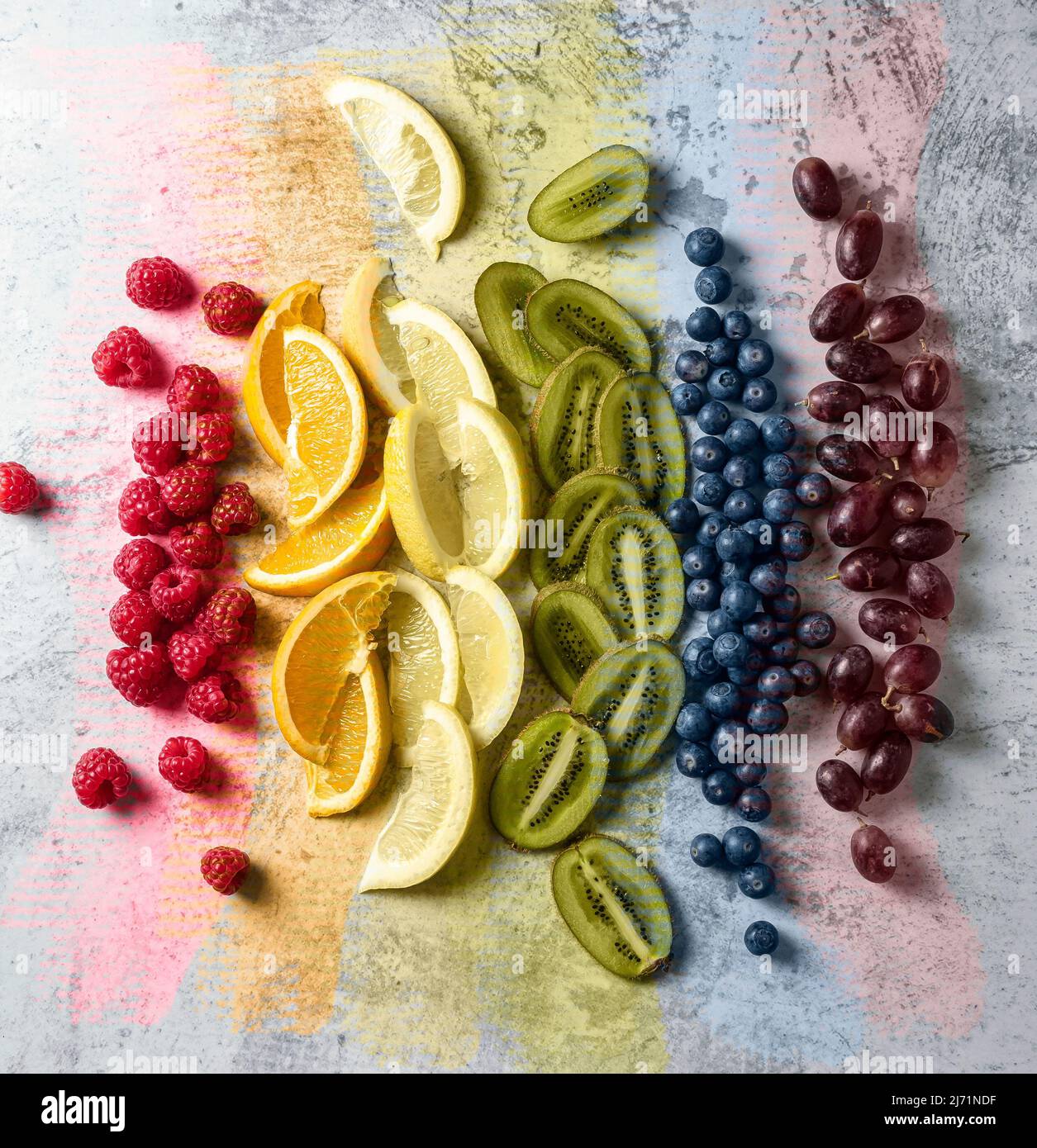 Frutas Cortadas Y Dispuestas En Orden De Colores Arcoiris Algunos Pinceladas De Colores Del Arco Iris Dia Del Orgullo Gay Concepto Lgbt Fotografia De Stock Alamy