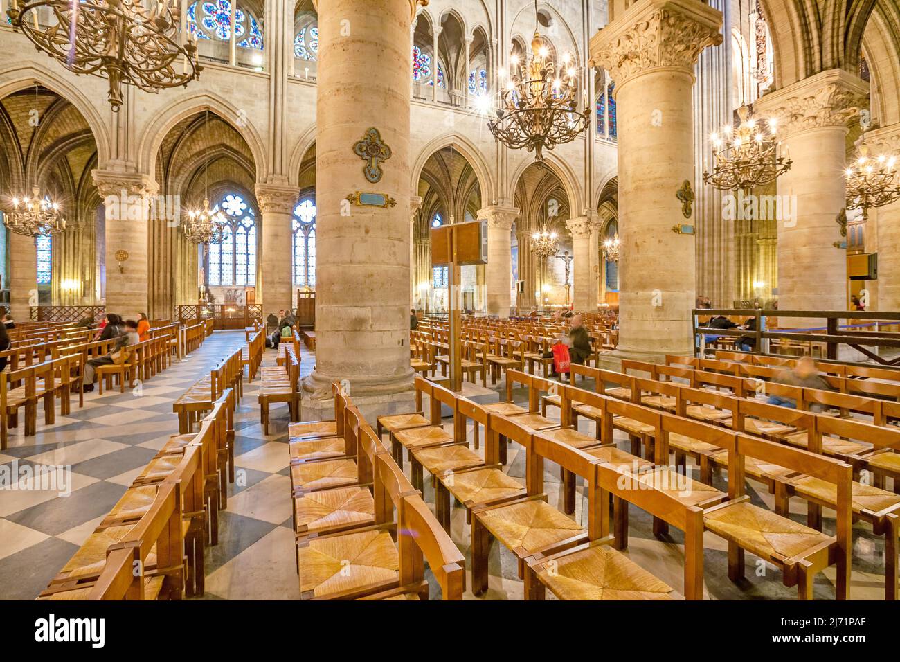 Interior de la Catedral de Notre Dame en París Francia Foto de stock