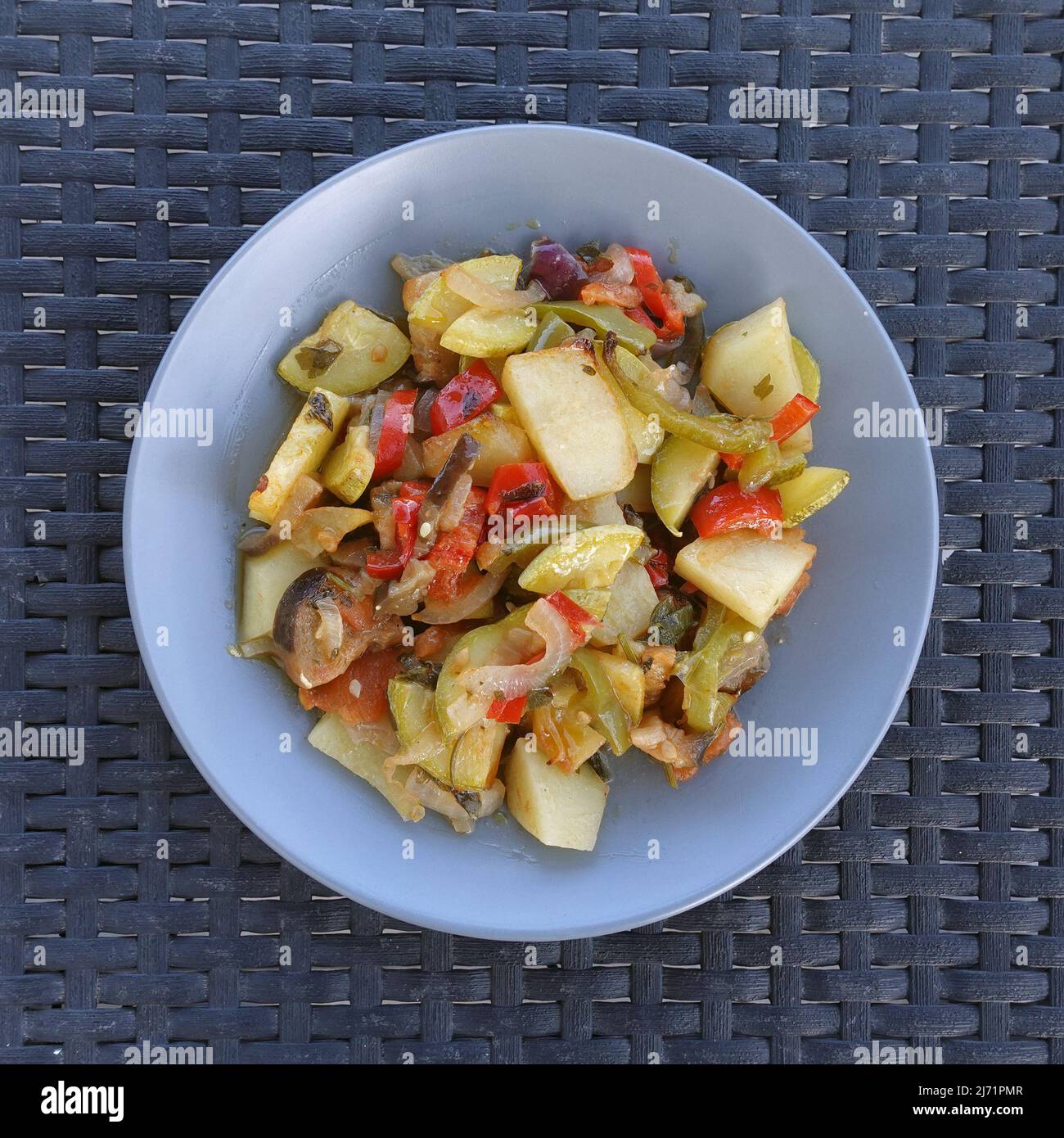 Verduras mezcladas al horno patatas asadas calabacín pimientos berenjena y cebollas. Briami comida griega vegetariana cocina mediterránea. Foto de stock