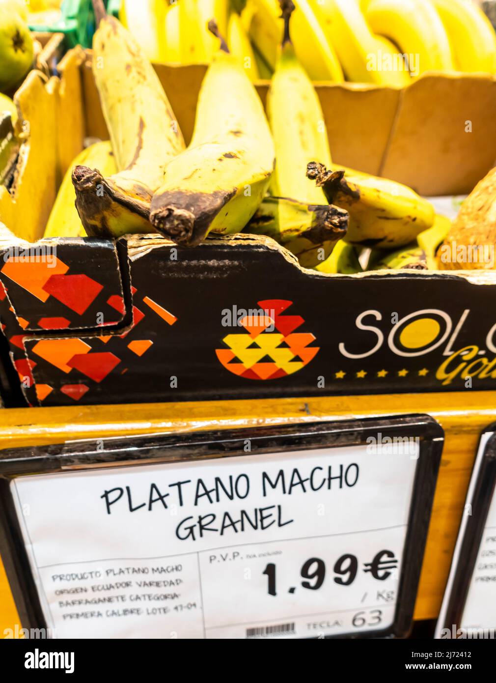 Plátano macho granel Bananas con precio TAG stall a la venta en el supermercado MAS Sevilla Foto de stock