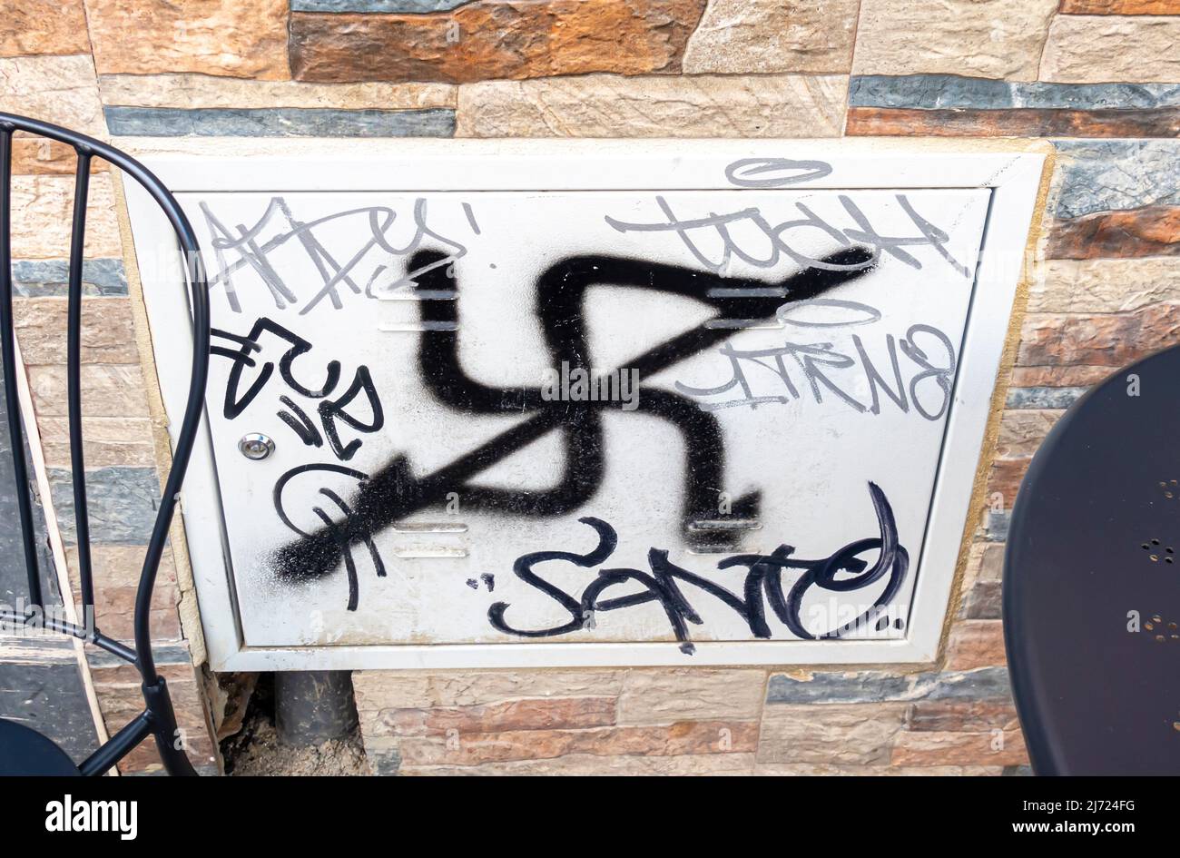 Tachado svastika signo - graffiti en la pared en Sevilla, Andalucía, España. Antfa graffiti swastika swastikas símbolos nazis cruzaron Foto de stock