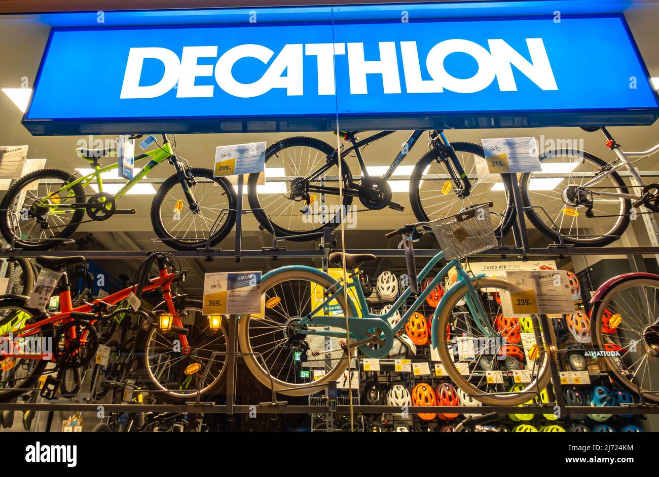 Tienda de deportes Decathlon con bicicletas y letreros. Bicicletas DECATHLON  detrás de la ventana de la tienda. Sevilla, Andalucía, España Fotografía de  stock - Alamy