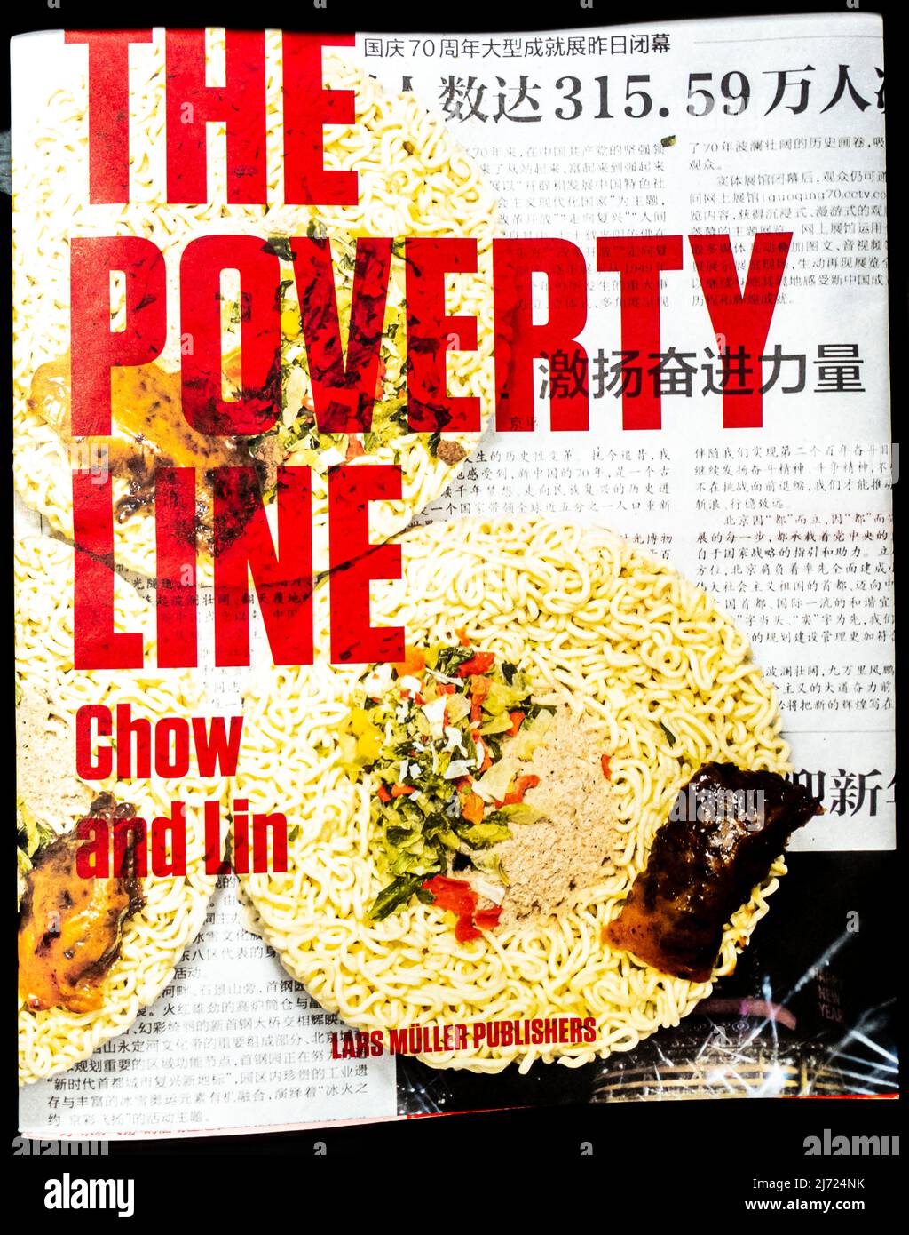 Chow y Lin: La Línea de la Pobreza. El dúo de artistas con sede en Beijing Stefen Chow y el libro de Huiyi Lin sobre la pobreza en venta, 2021 Foto de stock
