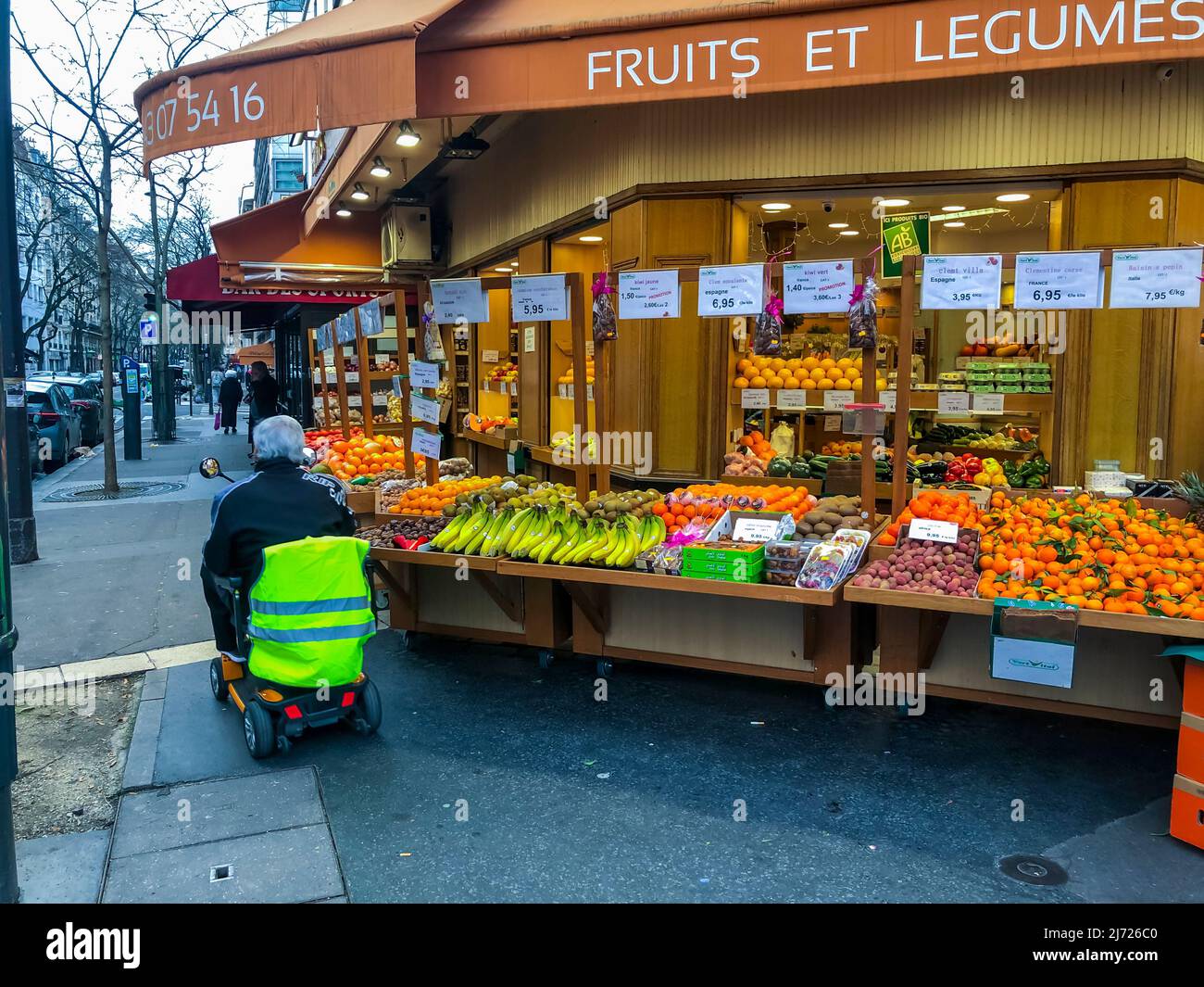 París, Francia, tiendas francesas, pequeñas empresas, tienda de comestibles, Escenas callejeras, Hombre en silla de ruedas, frente de tiendas parisinas Foto de stock