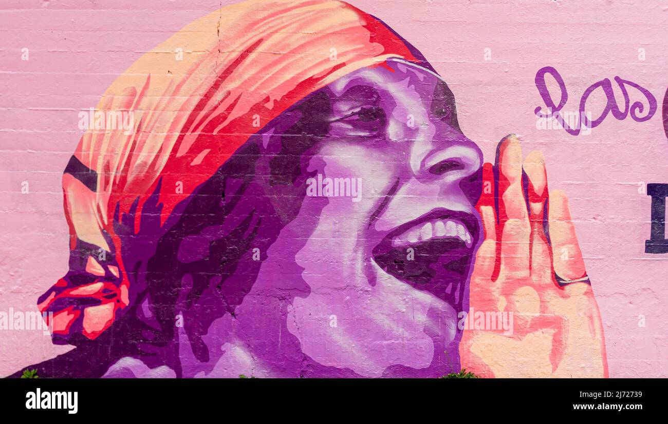 Mural de gritando mujer activista en velo, mural feminista Concepción La Unión hace la fuerza, en el muro de Madrid España Foto de stock