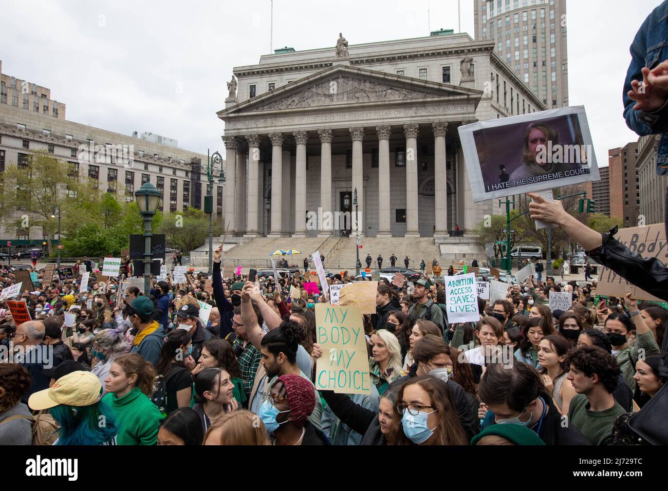 Nueva York, Nueva York, 3 de mayo de 2022, los manifestantes se congregan en Foley Square para protestar por el posible retroceso de Roe vs. Wade después de un proyecto de opinión para la huelga Foto de stock