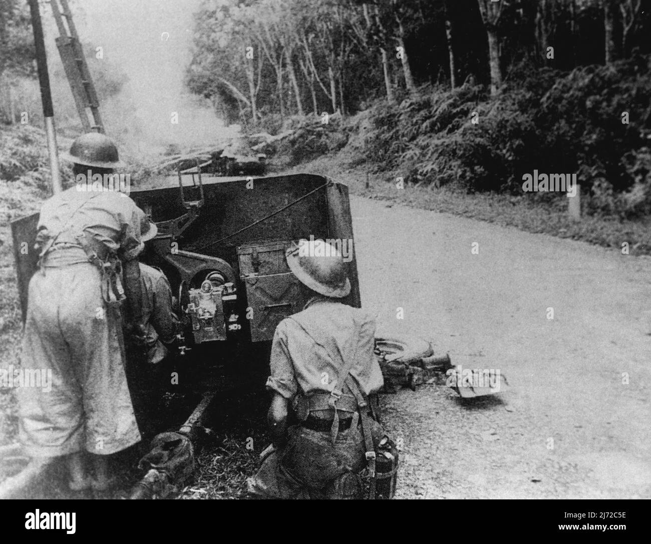 Equipos de cañón antitanque en acción contra la Guardia Imperial. Resistencia: Las tripulaciones de armas antitanque australianas pusieron una fuerte resistencia a la Guardia Imperial en 1942. 1 de enero de 1942. Foto de stock