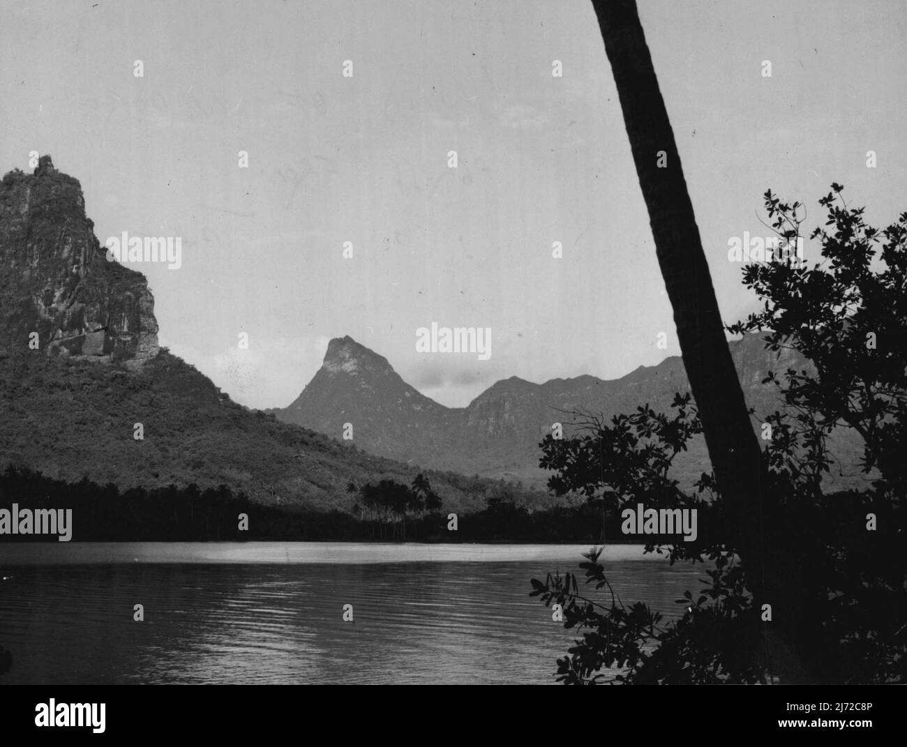 ...constante sólo en su forma majestuosa. Isla de Moorea Agroff de Tahití. 31 de diciembre de 1955. (Foto de Nancy Phelan). Foto de stock