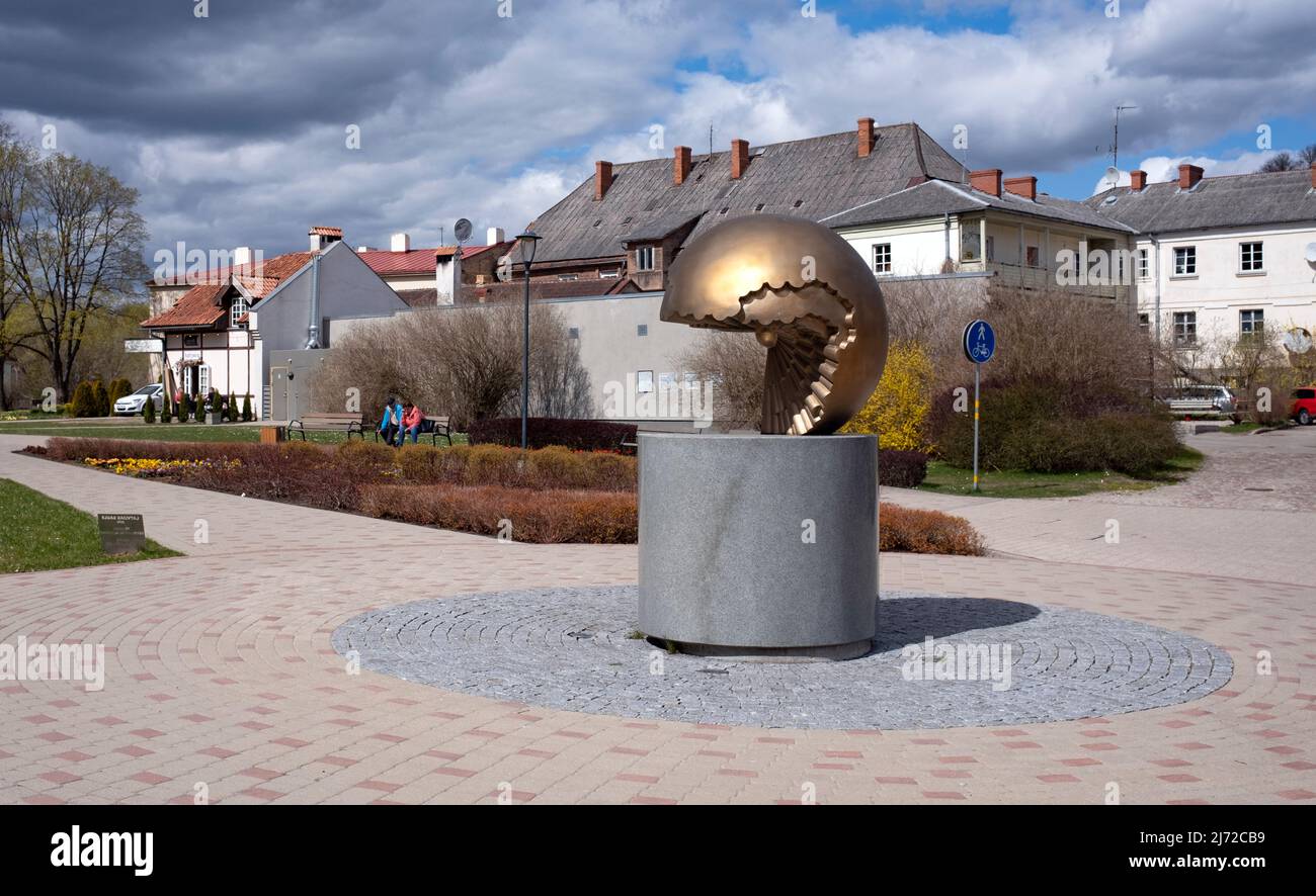 El objeto de arte ambiental “El Sol Letón” en la ciudad de Talsi, Courland, Letonia Foto de stock