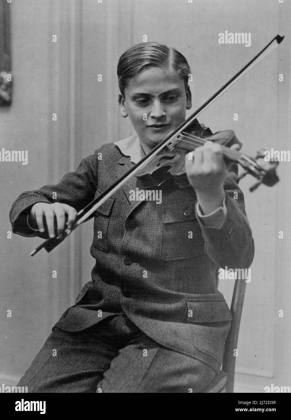 Yehudi Menuhin en Londres -- Yehudi Menuhin, el niño violinista. Yehudi  Menuhin, el violinista de 14 años, y sus hermanas llegaron a Londres  anoche. Se espera que juegue en el Albert Hall