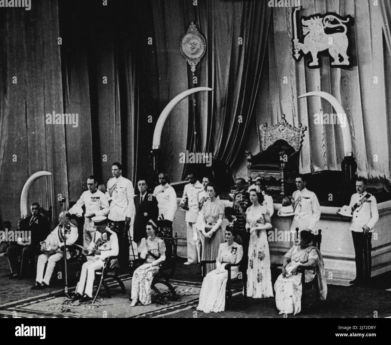 Ceilán gana Independencia -- (sentado, de izquierda a derecha) D.S. Senanayake, Primer Ministro de Ceilán; Sir Henry Moore, Gobernador General de Ceilán; el Duque de Gloucester; la Duquesa de Gloucester; Lady Moore y la Sra. D.S. Senanayake visto en el Salón de Asambleas, Colombo 10 de febrero, cuando el duque de Gloucester inauguró el dominio del Parlamento de Ceilán. Detrás de ellos está el Trono Rojo y Oro de los Reyes Kandianos de Ceilán. 26 de febrero de 1948. (Foto de Associated Press Photo). Foto de stock