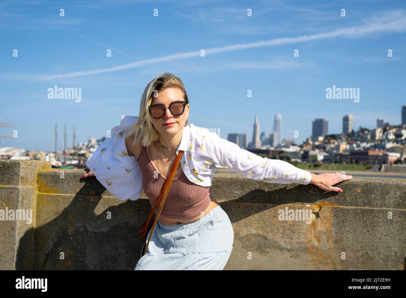 Mujer joven visitando el muelle del parque acuático en San Francisco | Turismo de estilo de vida Foto de stock